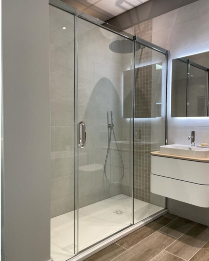 Merlyn Arysto Ten 3 Panel Sliding Door in Recess​