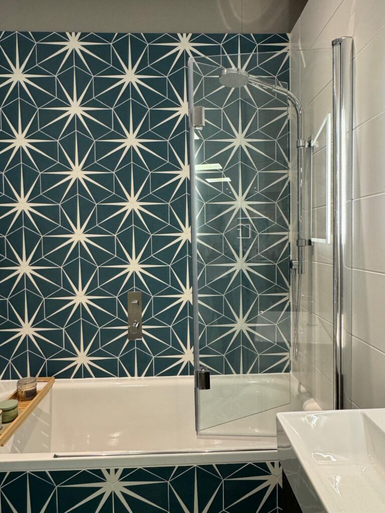 Bath Screen: Merlyn - Series 8 2 Panel Folding 1100 x 1500
